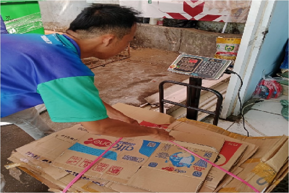 Timbang Sampah Gunakan Timbangan Elektrik Bantuan DLH Palembang