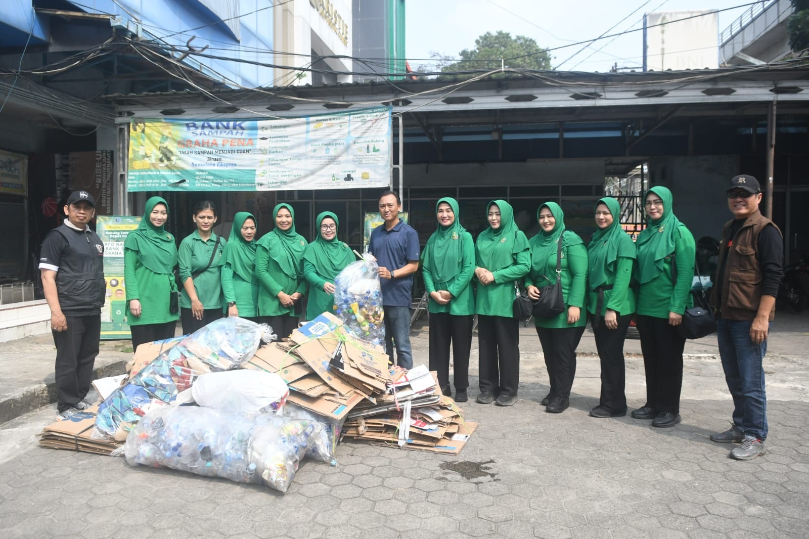 Persit KCK Koorcab Rem 044/Gapo Kunjungi Bank Sampah Graha Pena, Setor Satu Truk Sampah