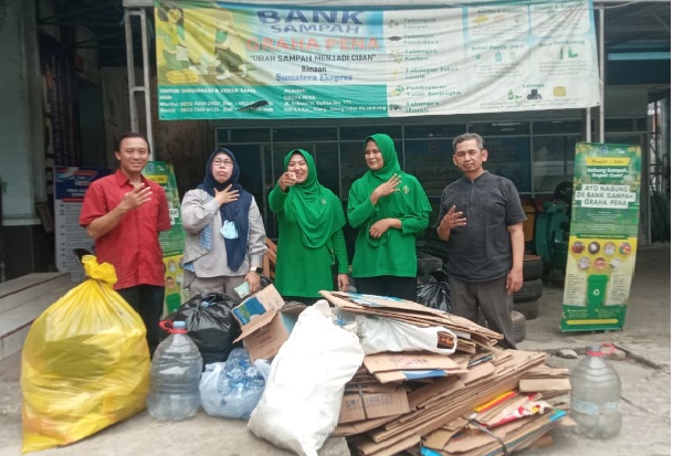 Persit KCK Koorcab Rem 044 PD II/Sriwijaya Kembali Setoran Sampah ke Bank Sampah Graha Pena